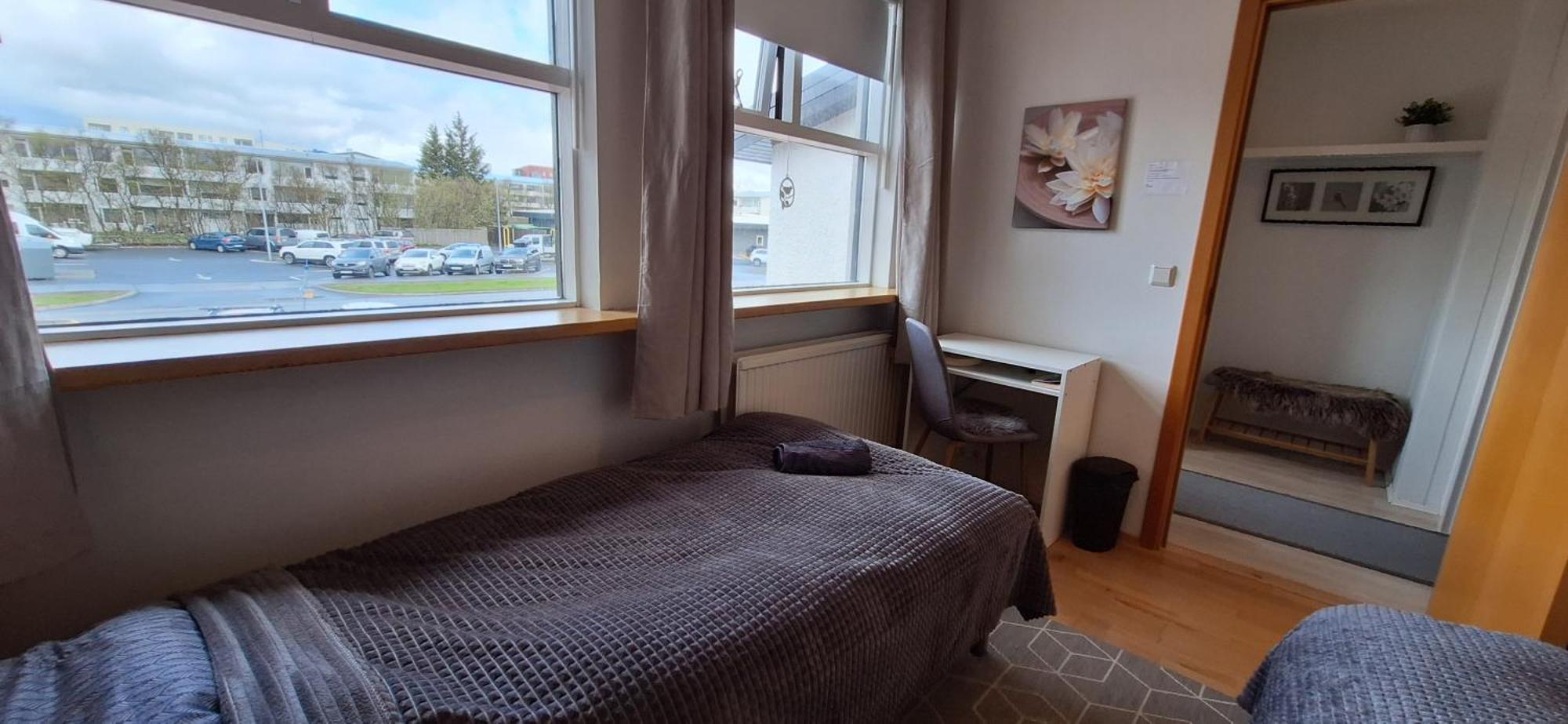 Private Room, Close To A Swimming Pool Reykjavík Eksteriør bilde